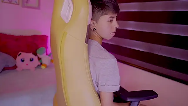 Snapshot of tommy_blue chatting on March 21, 3:46 pm tommy blue online show from March 21, 3:46 pm