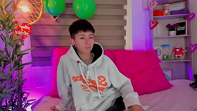 Snapshot of tommy_blue chatting on March 22, 7:42 pm tommy blue online show from March 22, 7:42 pm