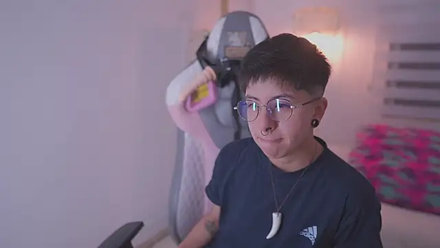 Snapshot of tommy_blue chatting on September 16, 1:17 am tommy blue online show from September 16, 1:17 am