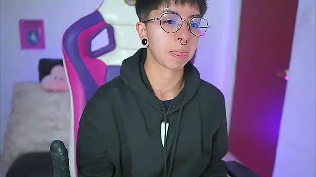 Snapshot of tommy_blue chatting on September 19, 12:50 pm tommy blue online show from September 19, 12:50 pm