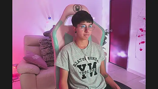 Snapshot of tommy_blue chatting on October 1, 12:38 am tommy blue online show from October 1, 12:38 am