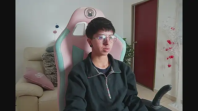 Snapshot of tommy_blue chatting on October 1, 3:29 pm tommy blue online show from October 1, 3:29 pm