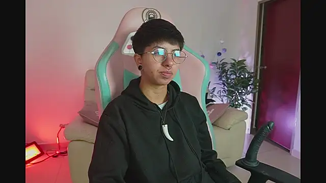 Snapshot of tommy_blue chatting on October 2, 1:07 pm tommy blue online show from October 2, 1:07 pm