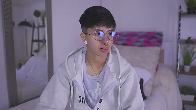 Snapshot of tommy_blue chatting on October 9, 12:47 pm tommy blue online show from October 9, 12:47 pm