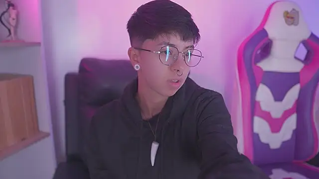 Snapshot of tommy_blue chatting on October 10, 8:30 pm tommy blue online show from October 10, 8:30 pm