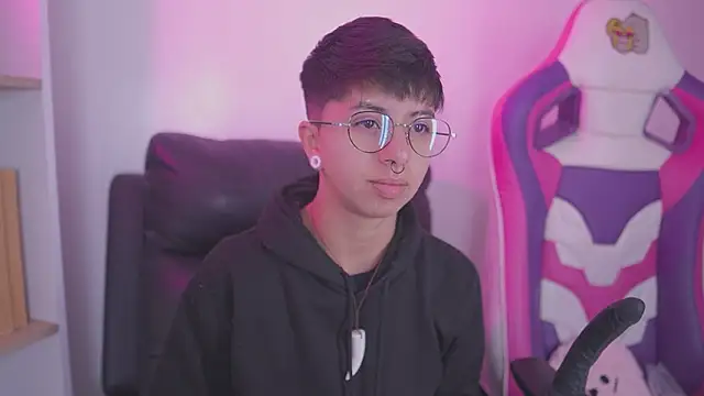 Snapshot of tommy_blue chatting on October 11, 4:38 pm tommy blue online show from October 11, 4:38 pm