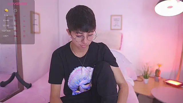 Snapshot of tommy_blue chatting on October 27, 1:37 pm tommy blue online show from October 27, 1:37 pm