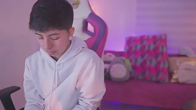 Snapshot of tommy_blue chatting on November 10, 12:37 pm tommy blue online show from November 10, 12:37 pm