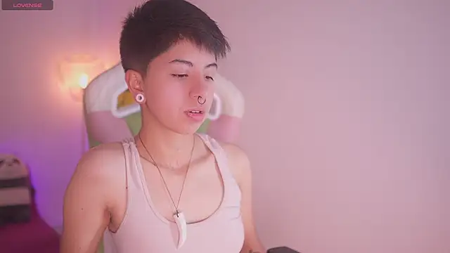 Snapshot of tommy_blue chatting on November 13, 12:26 pm tommy blue online show from November 13, 12:26 pm