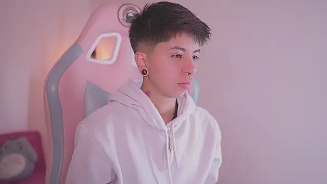 Snapshot of tommy_blue chatting on November 26, 12:17 pm tommy blue online show from November 26, 12:17 pm