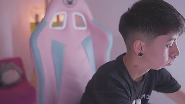 Snapshot of tommy_blue chatting on November 27, 6:54 pm tommy blue online show from November 27, 6:54 pm