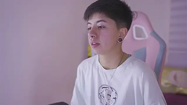 Snapshot of tommy_blue chatting on December 3, 12:58 pm tommy blue online show from December 3, 12:58 pm