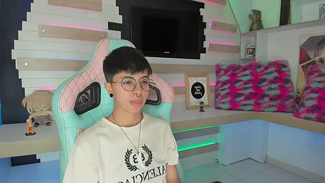 Snapshot of tommy_blue chatting on December 4, 7:11 pm tommy blue online show from December 4, 7:11 pm