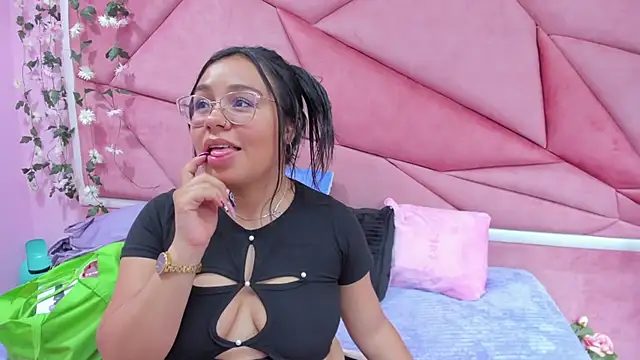 Snapshot of _Violeta_18 chatting on October 12, 3:44 pm Violeta 18 online show from October 12, 3:44 pm