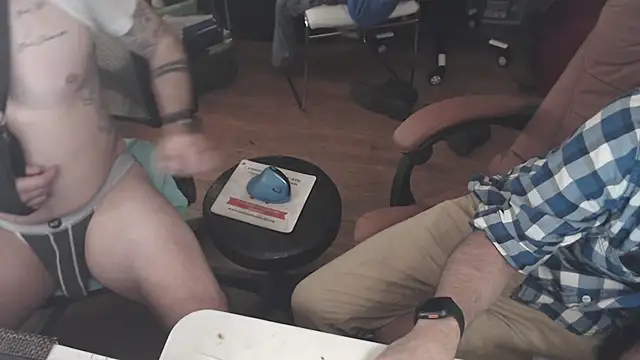 Snapshot of weknowourworth6999 chatting on October 16, 9:49 pm weknowourworth6999 online show from October 16, 9:49 pm