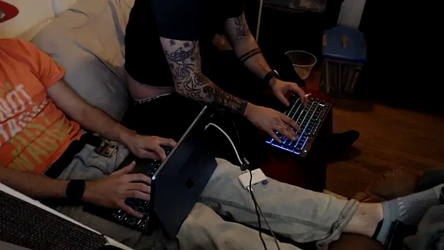 Snapshot of weknowourworth6999 chatting on January 9, 7:33 am weknowourworth6999 online show from January 9, 7:33 am