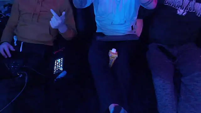 Snapshot of weknowourworth6999 chatting on January 19, 5:33 am weknowourworth6999 online show from January 19, 5:33 am