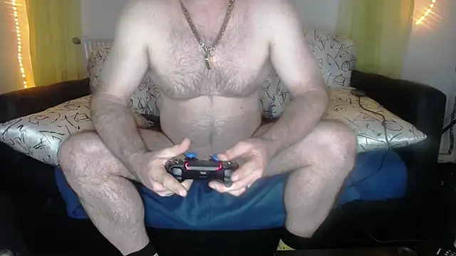 Snapshot of BiggedyBear chatting on December 22, 2:19 am BiggedyBear online show from December 22, 2:19 am