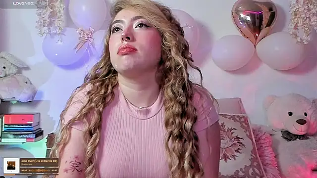 Snapshot of julieta_cooper20 chatting on January 18, 4:05 am julieta cooper20 online show from January 18, 4:05 am