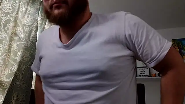 Snapshot of Edmund98 chatting on February 5, 2:33 pm Edmund98 online show from February 5, 2:33 pm