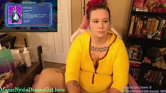 Snapshot of VioletNova chatting on October 5, 9:24 pm VioletNova online show from October 5, 9:24 pm