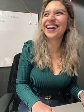 Isabella Varella online show from December 18, 1:28 pm