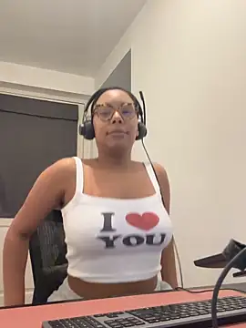 Snapshot of Melia_Rayne chatting on February 13, 10:44 am Melia Rayne online show from February 13, 10:44 am