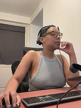 Snapshot of Melia_Rayne chatting on February 24, 10:46 am Melia Rayne online show from February 24, 10:46 am