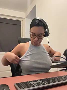 Snapshot of Melia_Rayne chatting on February 25, 10:47 am Melia Rayne online show from February 25, 10:47 am