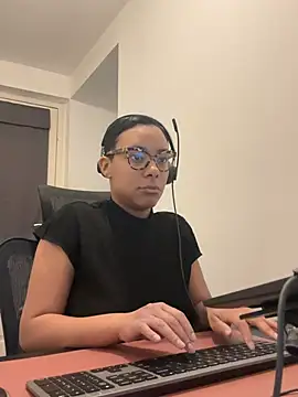 Snapshot of Melia_Rayne chatting on February 27, 10:26 am Melia Rayne online show from February 27, 10:26 am