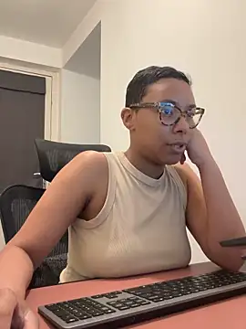 Snapshot of Melia_Rayne chatting on April 2, 10:24 am Melia Rayne online show from April 2, 10:24 am