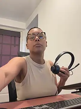 Snapshot of Melia_Rayne chatting on April 6, 9:32 am Melia Rayne online show from April 6, 9:32 am