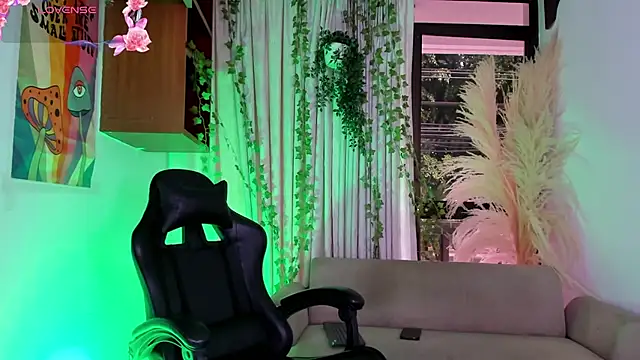 Snapshot of SarahLynn7 chatting on March 27, 5:23 pm SarahLynn7 online show from March 27, 5:23 pm