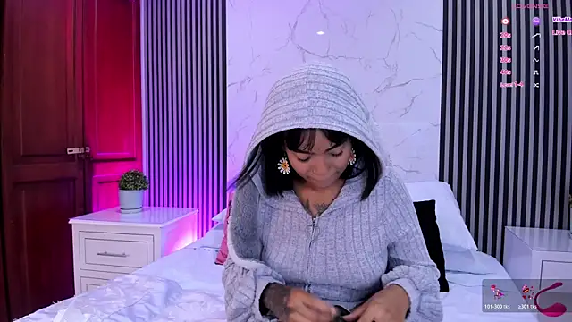 Snapshot of SarahLynn7 chatting on June 21, 10:56 pm SarahLynn7 online show from June 21, 10:56 pm