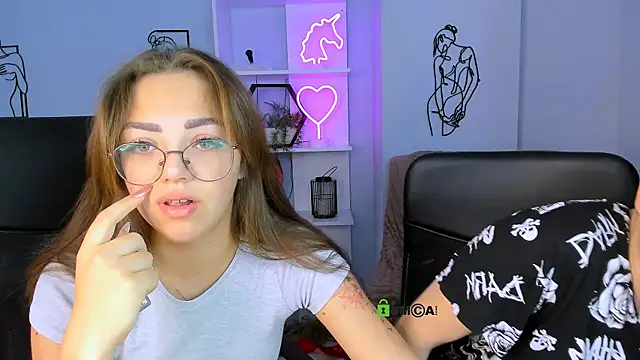 kiki swan online show from September 25, 5:44 am