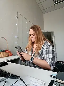 Juicy PeachLux online show from October 5, 7:50 am