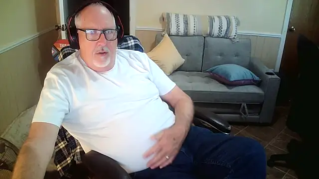 Snapshot of superbearboss chatting on March 31, 5:24 pm superbearboss online show from March 31, 5:24 pm