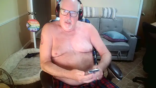 Snapshot of superbearboss chatting on April 1, 3:09 pm superbearboss online show from April 1, 3:09 pm