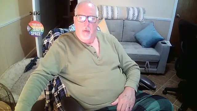 Snapshot of superbearboss chatting on April 7, 4:51 pm superbearboss online show from April 7, 4:51 pm