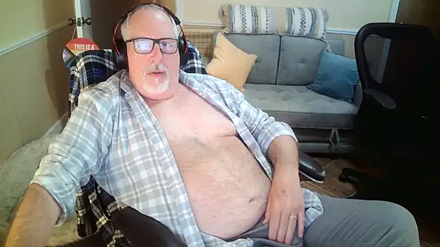 Snapshot of superbearboss chatting on April 15, 10:43 pm superbearboss online show from April 15, 10:43 pm