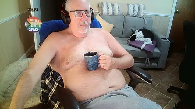 Snapshot of superbearboss chatting on April 24, 5:04 pm superbearboss online show from April 24, 5:04 pm