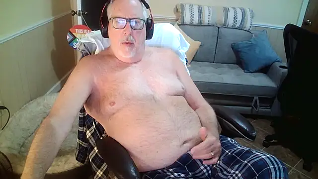 Snapshot of superbearboss chatting on April 26, 2:37 pm superbearboss online show from April 26, 2:37 pm