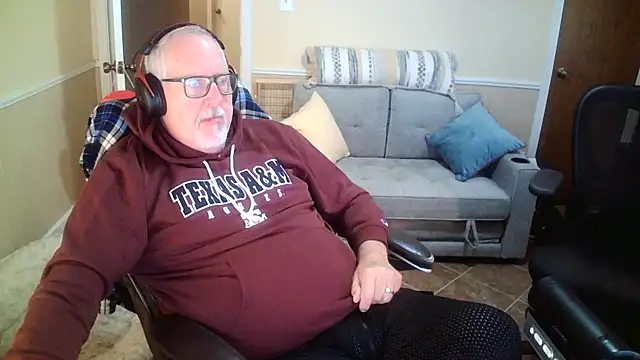 Snapshot of superbearboss chatting on May 1, 10:25 pm superbearboss online show from May 1, 10:25 pm