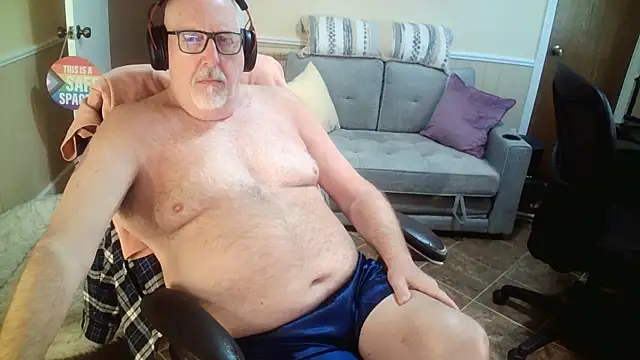 Snapshot of superbearboss chatting on May 7, 5:40 pm superbearboss online show from May 7, 5:40 pm