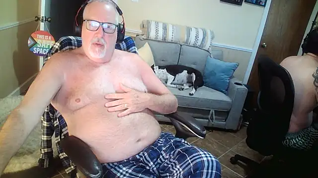 Snapshot of superbearboss chatting on May 17, 12:45 pm superbearboss online show from May 17, 12:45 pm