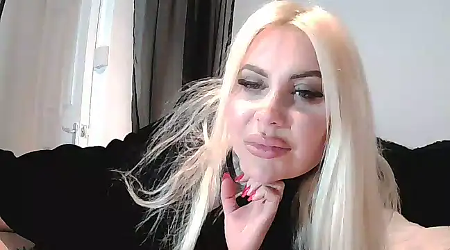 Chloe-Savage online show from March 18, 12:05 am