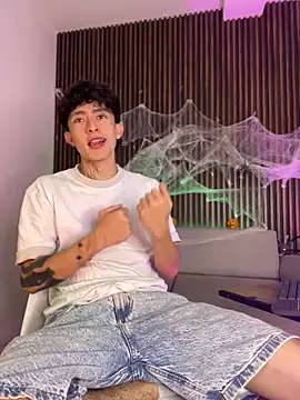 troy rouge online show from October 20, 7:25 pm