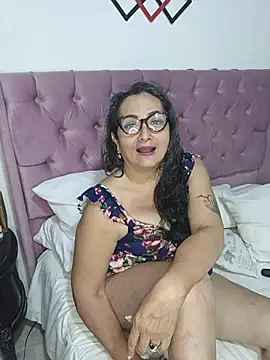 Snapshot of AlessandraLeroy chatting on October 30, 2:24 am AlessandraLeroy online show from October 30, 2:24 am