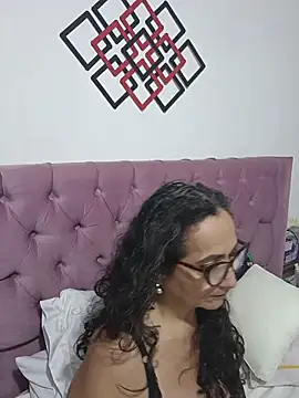 Snapshot of AlessandraLeroy chatting on October 31, 2:12 am AlessandraLeroy online show from October 31, 2:12 am