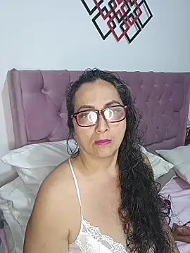 Snapshot of AlessandraLeroy chatting on February 21, 1:39 am AlessandraLeroy online show from February 21, 1:39 am